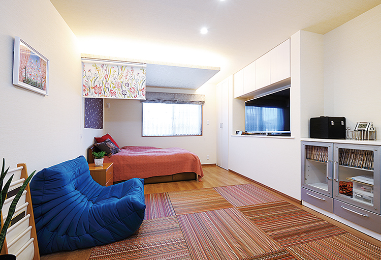 写真：カラフルな琉球畳を採用した奥さまの部屋