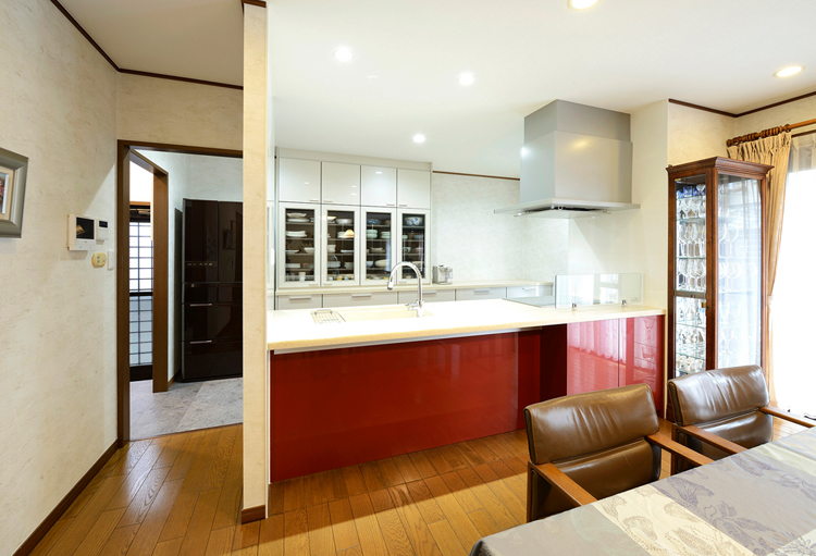 写真：鏡面仕上げのペニンシュラ型キッチンをセレクトした親世帯キッチン